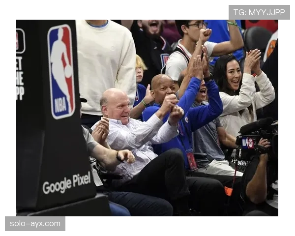 快船球迷狂热助阵,主场氛围燃爆全场 快船球迷狂热助阵,主场氛围燃爆全场