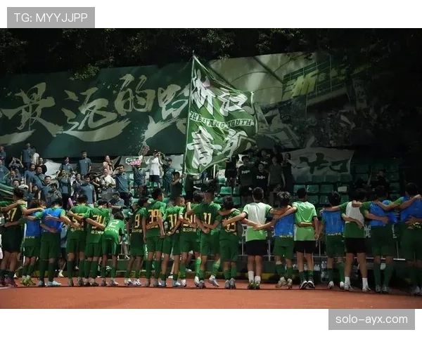 谢联球迷集体发声抗议，呼吁改善球队管理与观赛体验